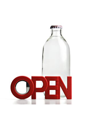 Otwieracz do butelek w kształcie napisu OPEN (czerwony) Qualy 